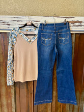 Load image into Gallery viewer, Ribbed Floral Contrast Top
