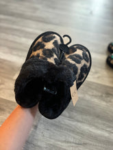 Load image into Gallery viewer, Animal Print Slippers
